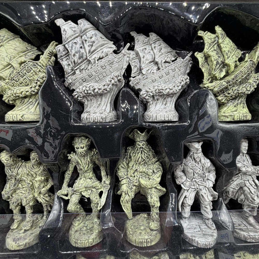 Disney Pirates of the Caribbean Dead Mans Chest Chess Collectors Edition 2006 - Picture 10 of 15